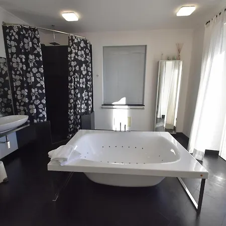 With Panoramic Views For 6 * Oggebbio