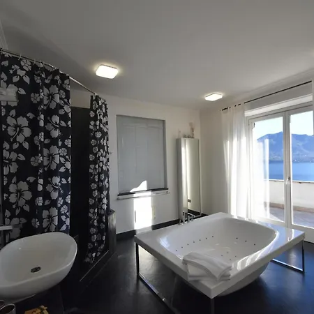 With Panoramic Views For 6 אוג'ביו